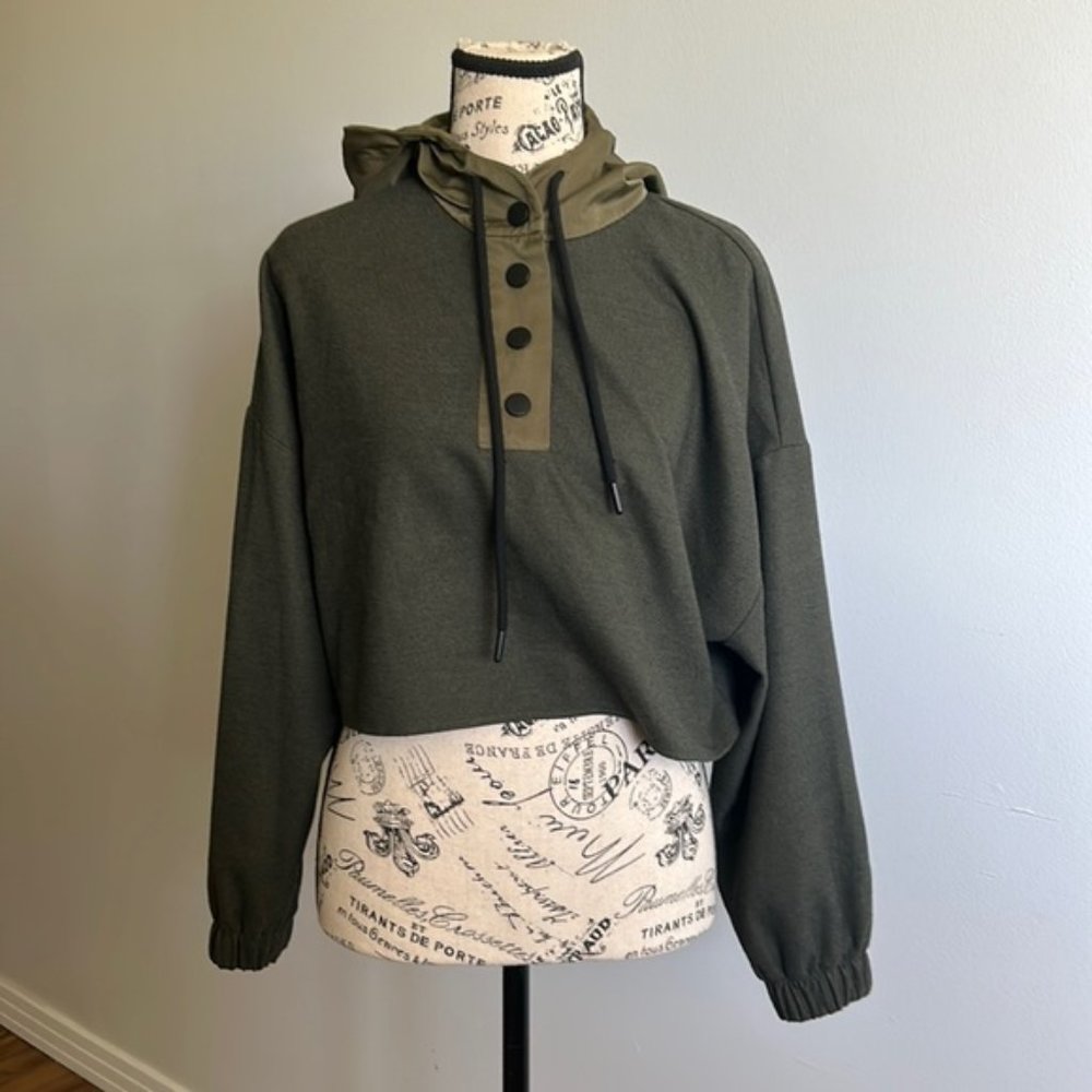 Zara Long Sleeved Crop Top in Army Green Color  Size Small
